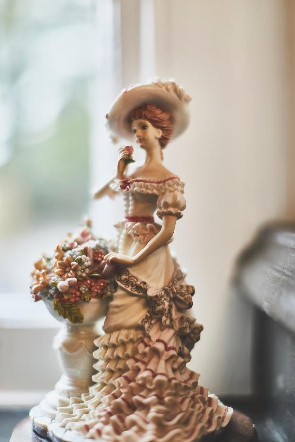 The Lord Grenfell Bed & Breakfast Maidenhead Ngoại thất bức ảnh A typical Dresden figure