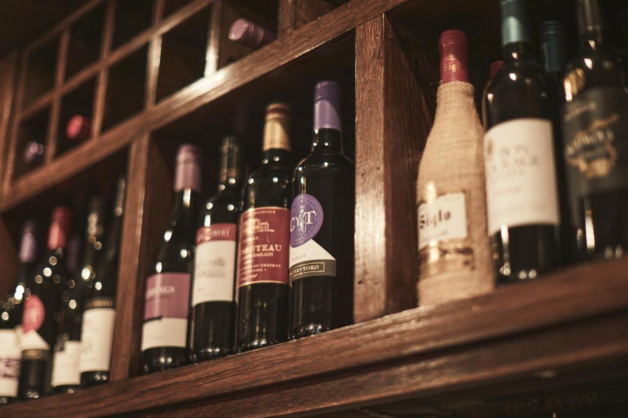 The Lord Grenfell Bed & Breakfast Maidenhead Ngoại thất bức ảnh Wine bottles in a wine rack