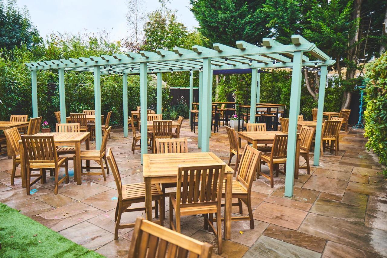 The Lord Grenfell Bed & Breakfast Maidenhead Ngoại thất bức ảnh The pergola at the rear of the pub